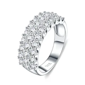 Detailopname van S925 sterling zilveren ring met meerdere rijen moissanietstenen
