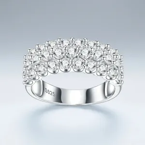 Detailopname van een S925 zilveren ring met meerdere rijen sprankelende moissaniet