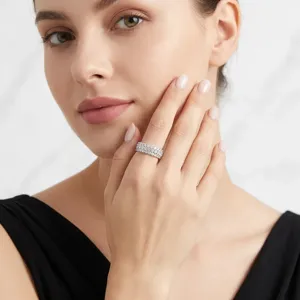 Elegante vrouw draagt een meerrarijige moissanite ring van hoogwaardig S925 zilver