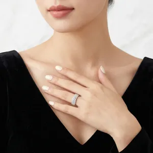 Close-up van de elegante schittering van een zilveren moissanite eternity ring aan een vinger