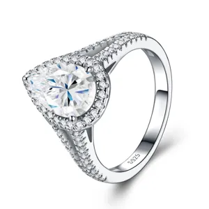 Elegante S925 zilveren moissanite ring met peervormige steen in een luxe halo-zetting