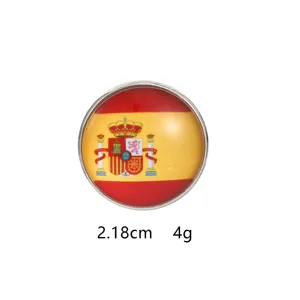 Detail der runden Spanien-Fahne Brosche mit 2,18 cm Durchmesser und 4 g Gewicht