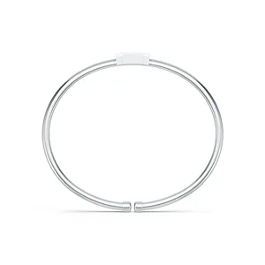 Vue de dessus d'un bracelet jonc ouvert minimaliste en argent S925 au design géométrique