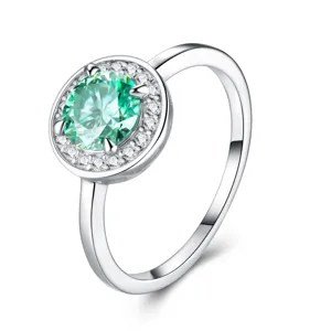 Detailopname van een S925 zilveren ring met een ronde meerblauwe moissaniet in het midden.
