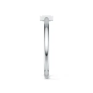 Vue latérale détaillée d'un jonc minimaliste en argent sterling S925 avec accent géométrique