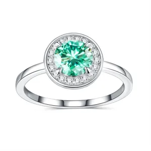 Detailweergave van een S925 zilveren ring met een ronde meerblauwe moissaniet