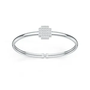 Vue détaillée du bracelet en argent S925 avec un cube géométrique en moissanite