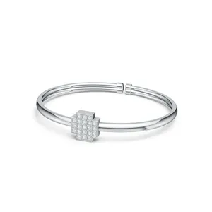 Vue macro détaillée d'un bracelet en argent avec un charm géométrique en moissanite carrée