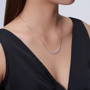 Elegante Halskette aus S925 Sterlingsilber mit Moissanit-Anhänger an einem Model.