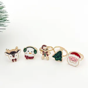 Gruppe bunter Weihnachts-Cartoon-Ringe für Kinder mit festlichen Feiertagsdesigns