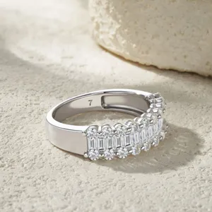 Detalle de anillo de plata S925 con moissanita baguette y piedras brillantes redondas