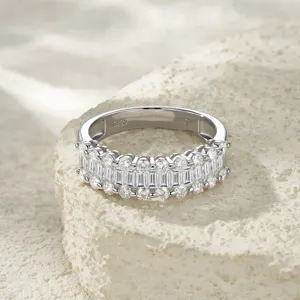 Elegante anillo de plata de ley S925 con moissanitas de talla baguette y redonda.