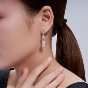 Dettaglio ravvicinato di orecchini pendenti in moissanite a goccia in argento S925 su modella