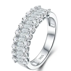 Primer plano de un anillo de plata S925 con piedras de moissanita baguette y redondas