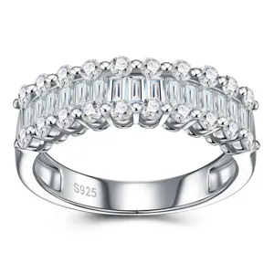 Vista de detalle del anillo de plata S925 con brillantes moissanitas corte baguette