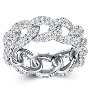 Détail macro d'une bague chaîne cubaine en argent S925 sertie de moissanites étincelantes.