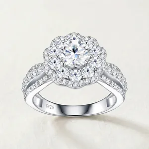 Élégante bague halo en moissanite ronde en argent sterling S925 avec anneau pavé brillant.