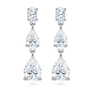Primo piano di eleganti orecchini a goccia in argento S925 con pietre moissanite.