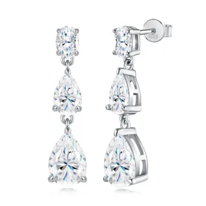 Vista dettagliata di eleganti orecchini a più livelli in argento S925 e moissanite