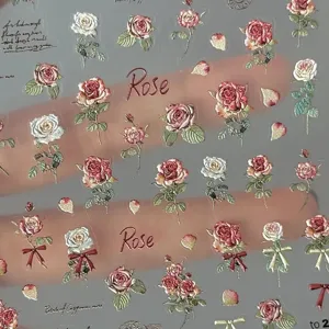 Détail d'autocollant d'ongle de rose sèche vintage, décalcomanie florale mate pour manucure.