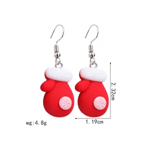 Vue détaillée des boucles d'oreilles gants de Noël rouges avec dimensions