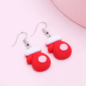 Gros plan de boucles d'oreilles de Noël en résine rouge et blanche avec détails flocons
