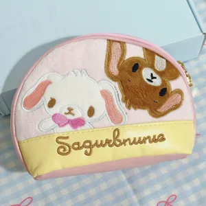 Borsa cosmetica a mezzaluna in stile giapponese con ricamo di animali in peluche e zip.