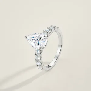 Detailopname van een peervormige één karaat moissanite ring in S925 zilveren band