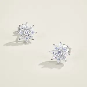 Detalle de los pendientes de copo de nieve de plata S925 y moissanita con piedras brillantes