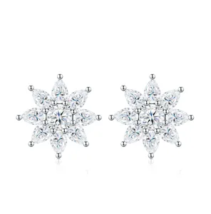 Pendientes de copo de nieve de plata S925 con piedras de moissanita brillante.