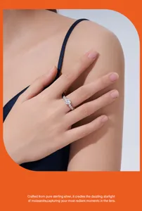 Vista detallada de un anillo de plata con moissanita de corazón en una mano femenina