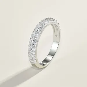Elegante anillo de plata de ley S925 con moissanita y diseño minimalista de lujo