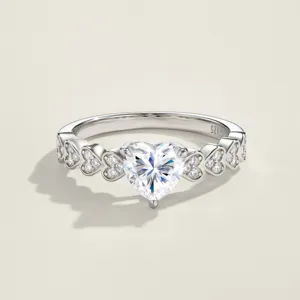 Elegante anillo de plata de ley S925 con una brillante moissanita en forma de corazón.
