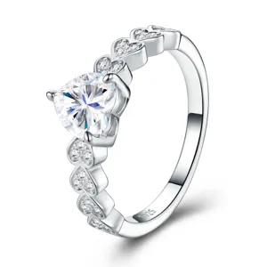 Elegante anillo de plata de ley S925 con moissanita de corazón y finos detalles pavé