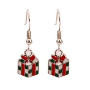 Gedetailleerde weergave van kerstcadeau-oorbellen met rood en groen emaille-ontwerp