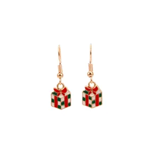 Detailopname van kerstcadeau-oorbellen met rode en groene emaille details