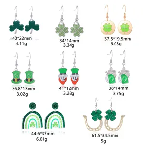 St. Patrick's Day oorbellen set met groene klaver en bierpul ontwerpen voor feesten.