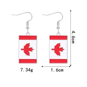 Gedetailleerd beeld van de Canada vlag oorbellen met rood esdoornblad en emaille
