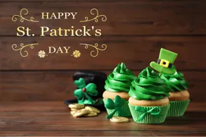 St. Patrick's Day-feestscène met groene cupcakes en klaverdecoraties.