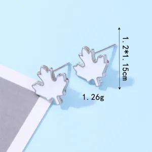 Detail van witte esdoornblad oorknopjes met 1,2x1,15 cm afmeting en 1,26 g gewicht specs.