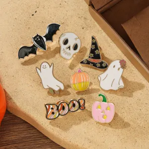 Détail de pin's Halloween en émail avec des motifs de fantôme, citrouille et chauve-souris