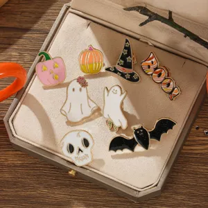 Vue détaillée du lot de pins d'Halloween avec motifs fantôme, citrouille et chauve-souris.