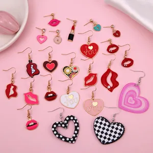 Gevarieerde collectie rode lippen en hartpatronen op deze oorbellen met Valentijnsthema.