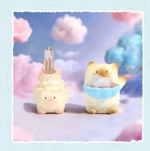 Figurines de chat mignonnes en résine avec éléments de coquillages et cristaux.