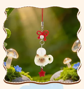 Vue détaillée d'un joli pendentif en forme de chat avec nœud rouge et petite étoile