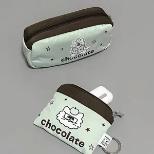 Primer plano detallado del estuche de lona con bonito patrón de gato y mini monedero set.