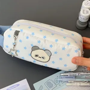 Schattig etui met blauwe sterren en geborduurde panda, detailopname van het schooletui.