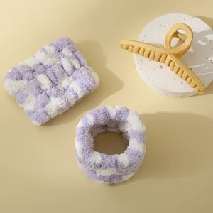 Flauschiges kariertes Armband Set zum Gesicht waschen, weiche saugfähige Schweißbänder.