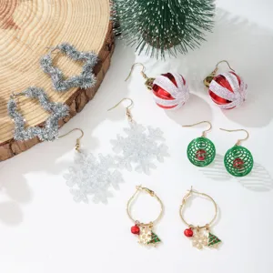 Detailopname van kerstoorbellen collectie met sneeuwvlokken en glittersterren.