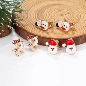 Detailaufnahme von Weihnachts-Clip-Ohrringen mit Schneemann, Rentier und Weihnachtsmann